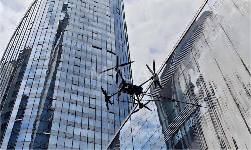 hakkında en son şirket haberleri Yaşlanan örümceklerle mücadele MYUAV FC çift bağlı yükseklik temizlik dronları işçi boşluğunu dolduruyor