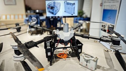 hakkında en son şirket haberleri Korkusuz Alevler: DJI'lerin Güvenlik DNA'sını Çözmek MYUAV FC100 Çift Ankerli Yangın Sunucu Dronu