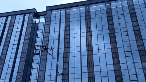 hakkında en son şirket haberleri MYUAV DJI FC30 çift halatlı yüksek irtifa temizleme İHA'sı, verimli ve çevre dostu bir cephe temizleme operasyonunu tamamladı.