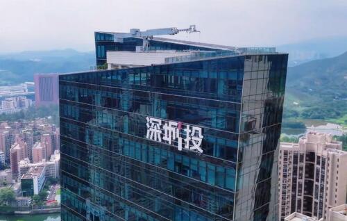 hakkında en son şirket haberleri Shenzhen Chengtou Kulesi, MYUAV'in Çift Bağlı Temizlik Dronları'ndan Yüksek Teknolojili Bir Yüz Değişimi Aldı