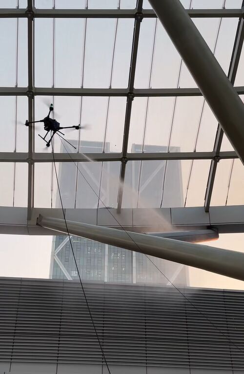 hakkında en son şirket haberleri MYUAV M400X Temizlik Droni Büyük Bir İç Mekanın Temizlik Operasyonunu Başarıyla Tamamladı