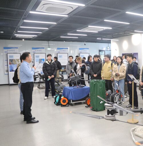 hakkında en son şirket haberleri HKU Fakültesi ve Öğrencileri, Bağlantılı Drone'ların En Son Uygulamalarını Keşfetmek İçin MYUAV'ı Ziyaret Etti