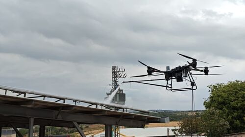 hakkında en son şirket haberleri MYUAV FC30 Çift Bağlantılı Yüksek İrtifa Temizleme Drone'u Orta Doğu'daki PV Panel Temizleme Projesini Tamamladı